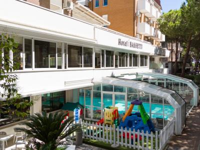 Hôtel avec piscine intérieure et aire de jeux pour enfants.