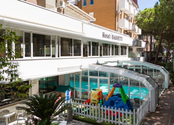 Hôtel avec piscine intérieure et aire de jeux pour enfants.